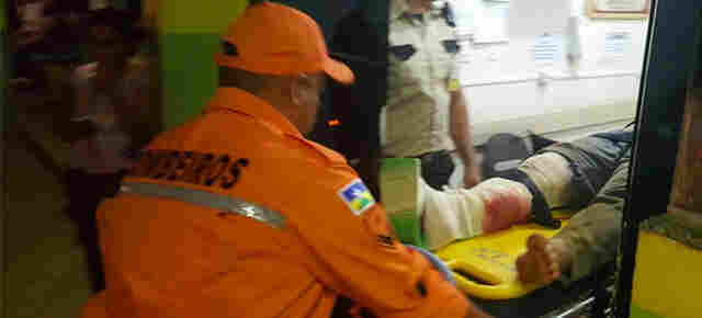 Criminosos atiram em homem após roubar a moto e celular na Zona Leste