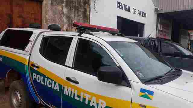 Acreditando ter sido traído, homem corta boca da esposa com tesoura na Zona Leste