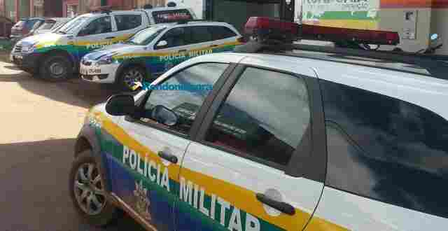 Valentão arranca porta e portão e agride mulher na frente da filha, em Porto Velho