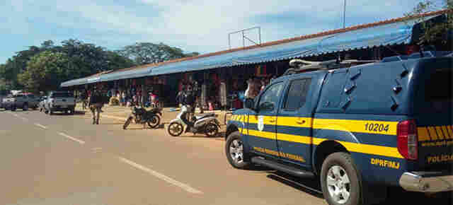 PRF e Receita Federal combatem comércio ilegal no camelódromo de Ariquemes