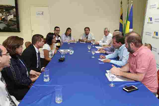 Hildon busca solução para problema de obras paralisadas