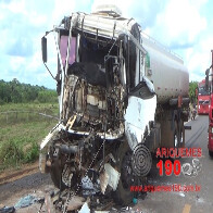 Motorista colide caminhão em carreta parada na BR-364 e fica preso às ferragens