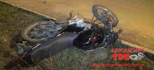 Jovem morre após colidir moto em árvore e poste de energia