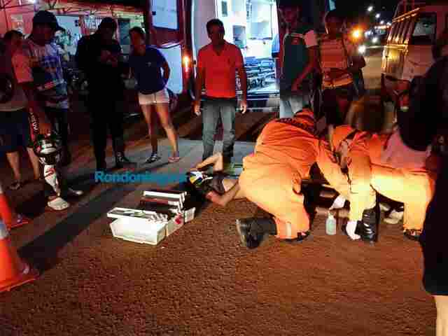 Motociclista é "fechado" e bate em carro estacionado