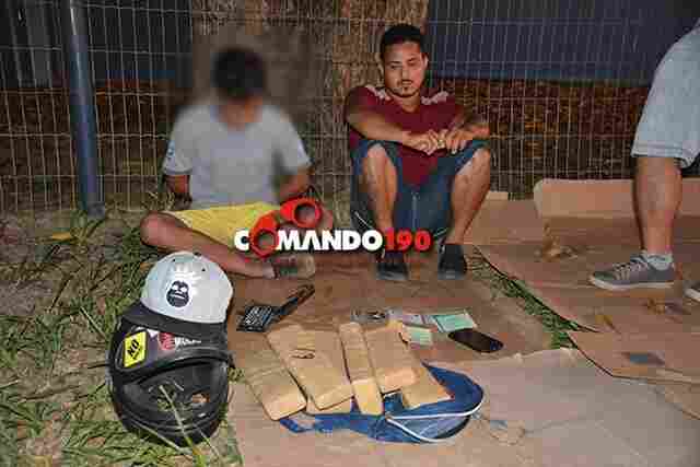 Pai e filho são detidos transportando 5 quilos de maconha