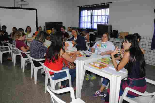 Coleções de livros auxiliam no enfrentamento do bullying, da obesidade e das drogas