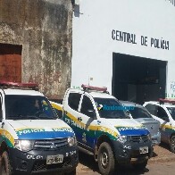 Jovem é presa com amigos por furtar e vender pistola do padrasto sargento da PM