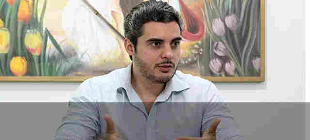 Juíza dá razão a Thiago Flores e manda arquivar ação dos MPs que questionava retirada de livros com fotos de união gay