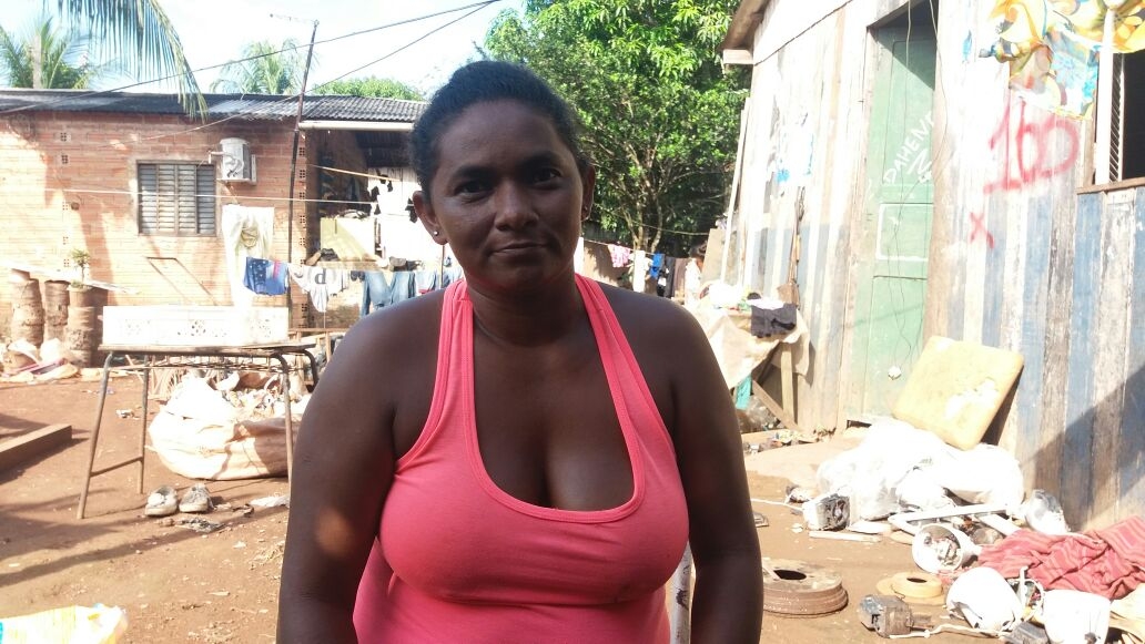 Três mães da Vila Princesa recebem cestas básicas do Supermercado Araújo