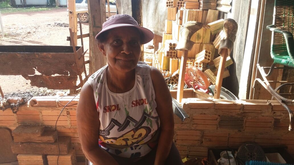 Três mães da Vila Princesa recebem cestas básicas do Supermercado Araújo