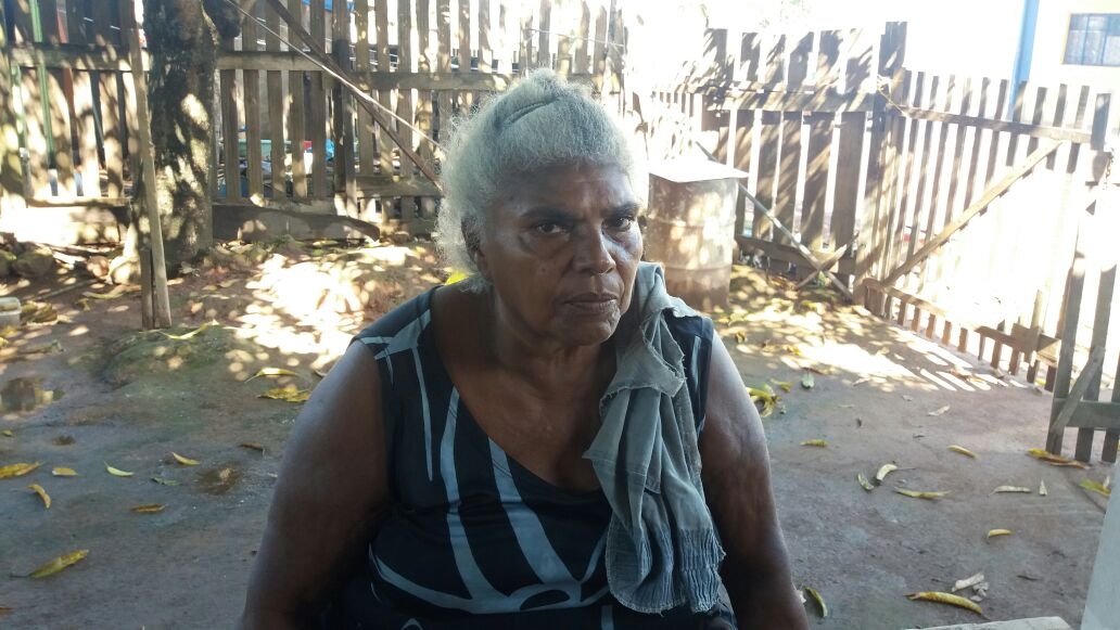 Três mães da Vila Princesa recebem cestas básicas do Supermercado Araújo
