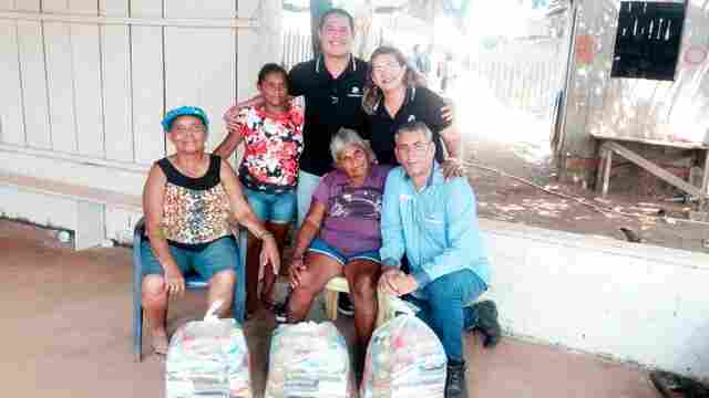 Três mães da Vila Princesa recebem cestas básicas do Supermercado Araújo