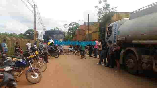 Após cinco dias sem energia, moradores fecham Estrada do Belmont em Porto Velho