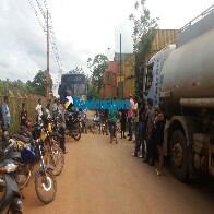 Após cinco dias sem energia, moradores fecham Estrada do Belmont em Porto Velho