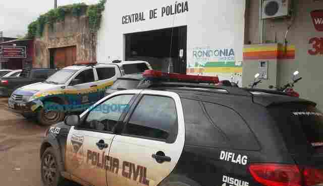 Dois são presos com revólver dentro de veículo na capital