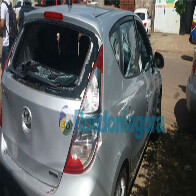 Taxistas acionam Uber, tentam linchar motorista e destroem carro com barras de ferro; vídeo