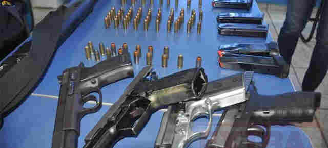 Suspeitos de tentar matar pai e criança são presos com armas e farta munição