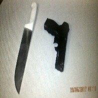 Dois são detidos com arma de brinquedo e faca após roubo