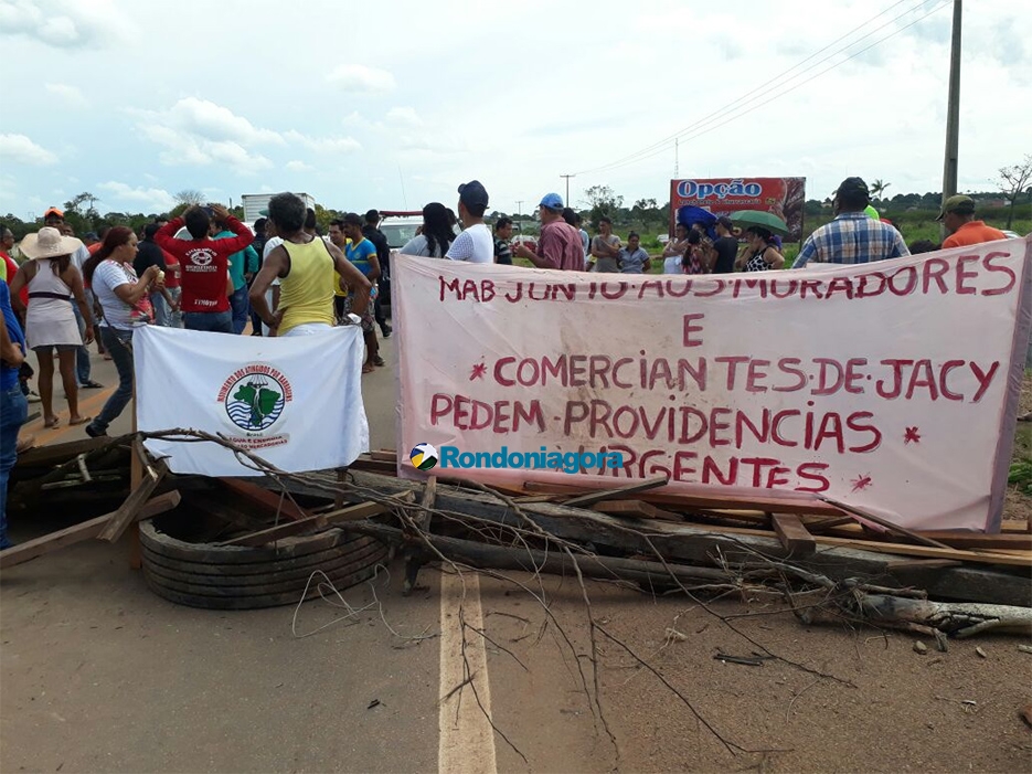 BR-364 é bloqueada por manifestantes em Jacy-Paraná
