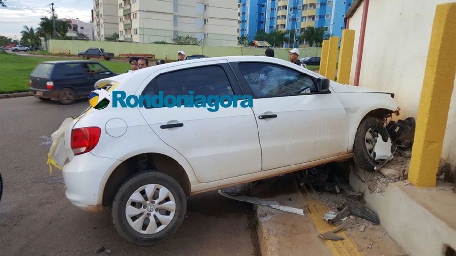 Motorista desvia de cachorro e colide carro em muro de condomínio em Porto Velho