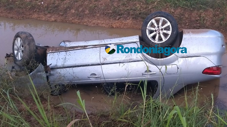 Carro com cinco pessoas desvia de ônibus e cai em córrego de Porto Velho