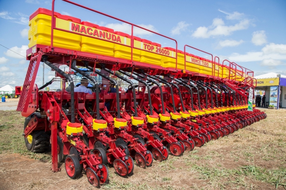 Expositores apresentam máquinas modernas e pesquisas que aumentam a produção agrícola