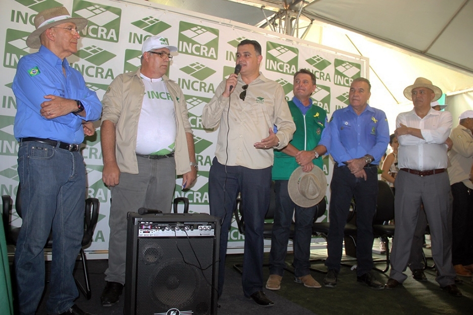 Governador e diretores do Incra entregam 180 títulos a agricultores da reforma agrária