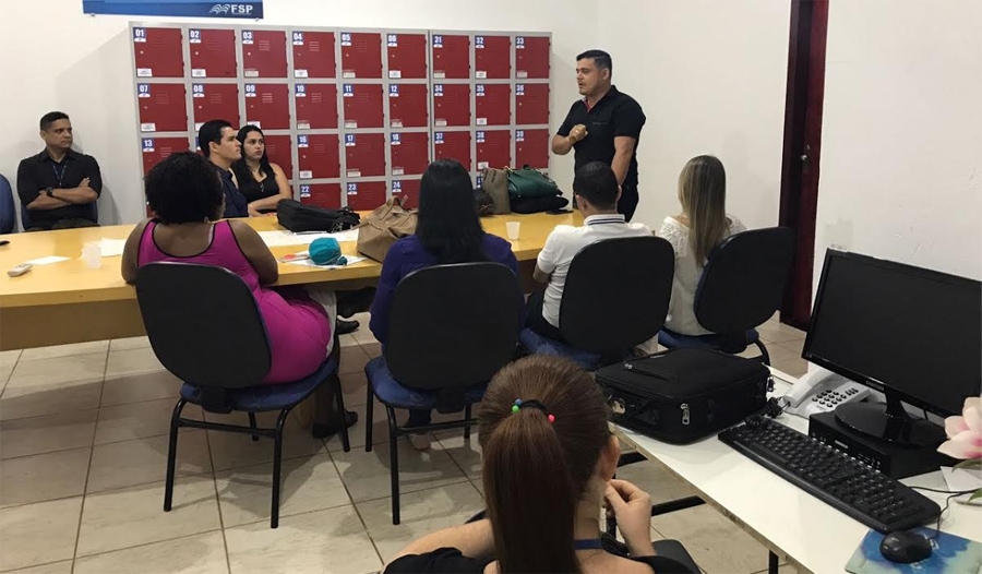 Presidente do Sinpro visita faculdade em Rolim de Moura