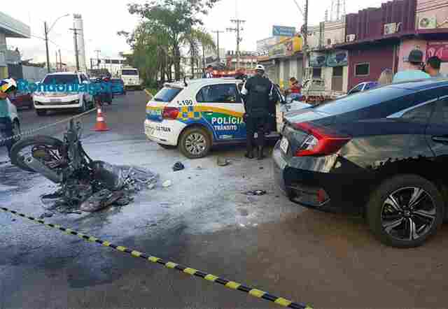 Motocicleta incendeia após colisão com carro que invadiu preferencial na Capital