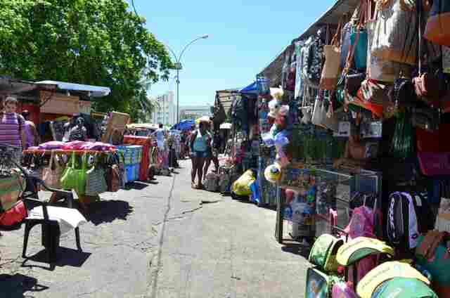 Prefeito suspende a notificação de camelôs até decisão sobre shopping