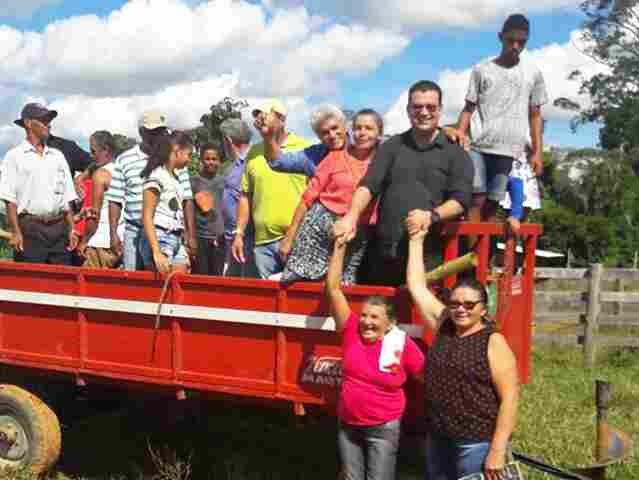 Deputado Ezequiel Júnior entrega implementos agrícola para a Associação Linha Corrente