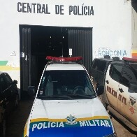 Mulher vai a aniversário da vizinha e é espancada pelo ex-marido na frente dos filhos