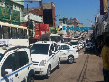 Taxistas tumultuam trânsito no centro da Capital em protesto contra o Uber