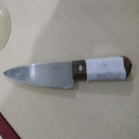 Ladrão invade salão na capital, rouba celular e ameaça clientes com uma faca