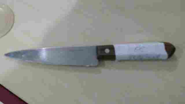 Ladrão invade salão na capital, rouba celular e ameaça clientes com uma faca