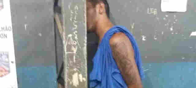 Jovem é preso após tentar matar mulher com várias facadas