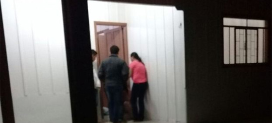 Criminosos assaltam casal em residência e atiram na cabeça da vítima