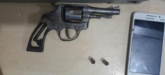 Adolescente é apreendido com revólver após roubar bolsa de mulher na Zona Leste