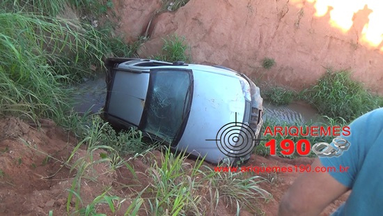 Carro cai em vala no canteiro central de avenida e motorista não é encontrado
