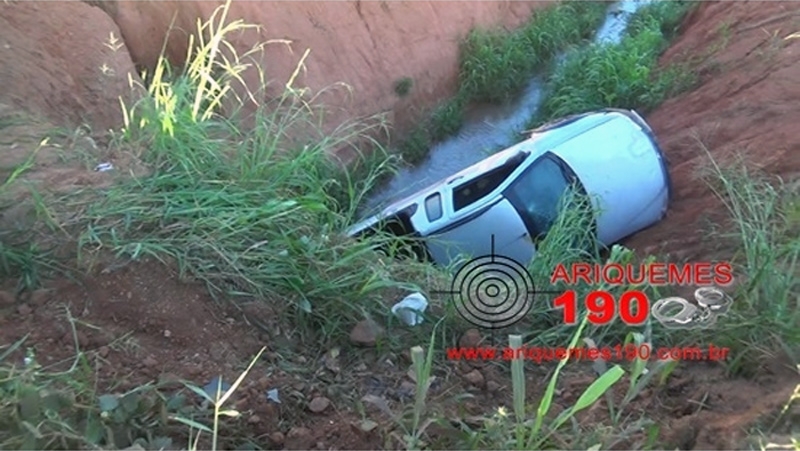 Carro cai em vala no canteiro central de avenida e motorista não é encontrado