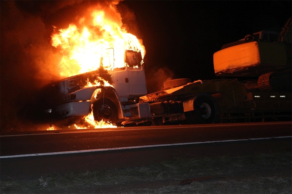 Caminhão pega fogo no meio da BR