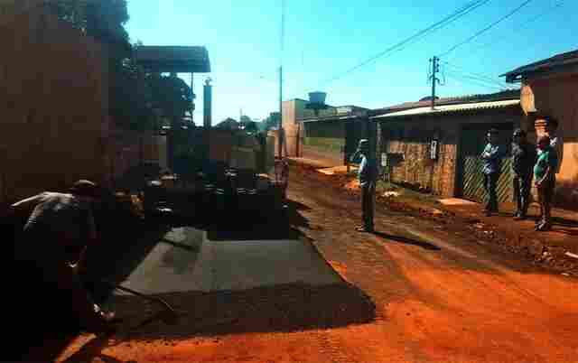 Após três décadas, asfalto chega ao Bairro Teixeirão