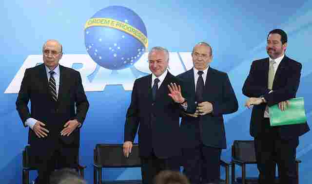 Temer sanciona lei que permite descontos para compras feitas em dinheiro