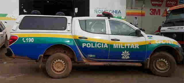 Mulher tenta instalar aplicativo de rastreamento no celular do namorado e os dois se agridem