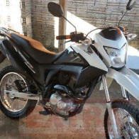 Bandidos armados rendem mãe e filho e roubam motocicleta