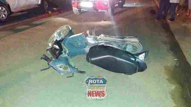 Motociclista é arrastada por cerca de 15 metros após colisão com caminhonete