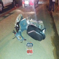 Motociclista é arrastada por cerca de 15 metros após colisão com caminhonete