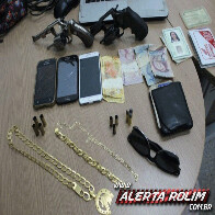 Dupla assalta lanchonete, troca tiros com a PM e acaba presa