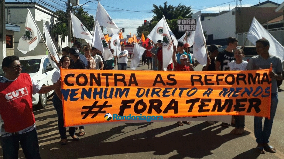 Pouco mais de mil trabalhadores e sindicalistas participam de passeata contra reformas; fotos