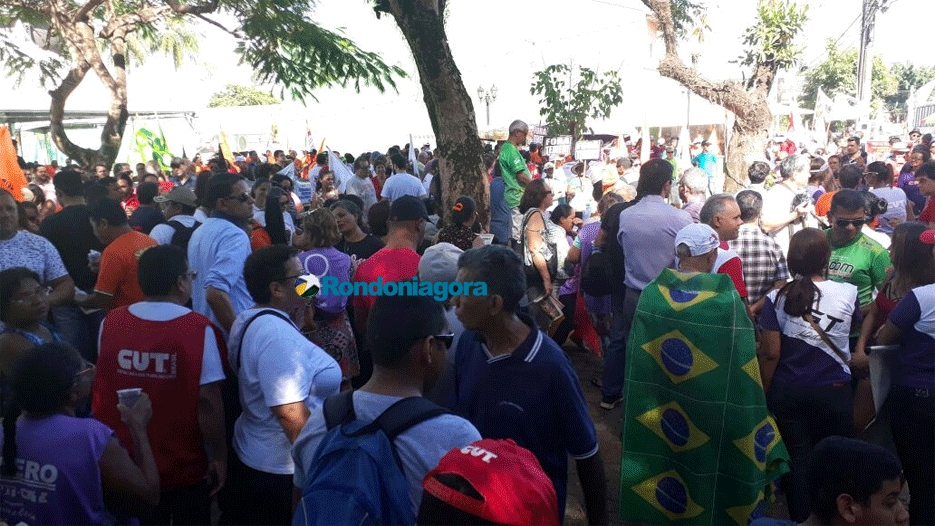 Pouco mais de mil trabalhadores e sindicalistas participam de passeata contra reformas; fotos